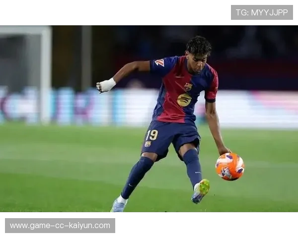 巴萨亚马尔两次假射骗过后卫再度完成破门，尽显魔力