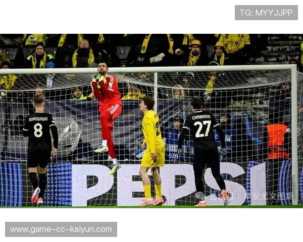 尤文快速倒脚形成空间，基耶萨一脚贴地射门