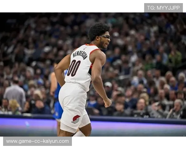 开拓者小将灵活突破，亨德森拉杆得分