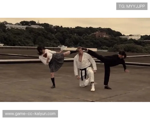 空手道连续三段踢展示灵活技巧